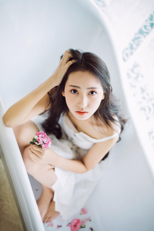 安静女孩浴室里的花语
