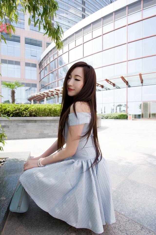 气质连衣裙妹子