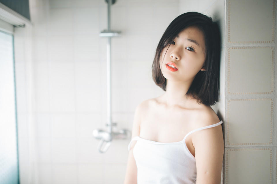 短发娇嫩小美眉