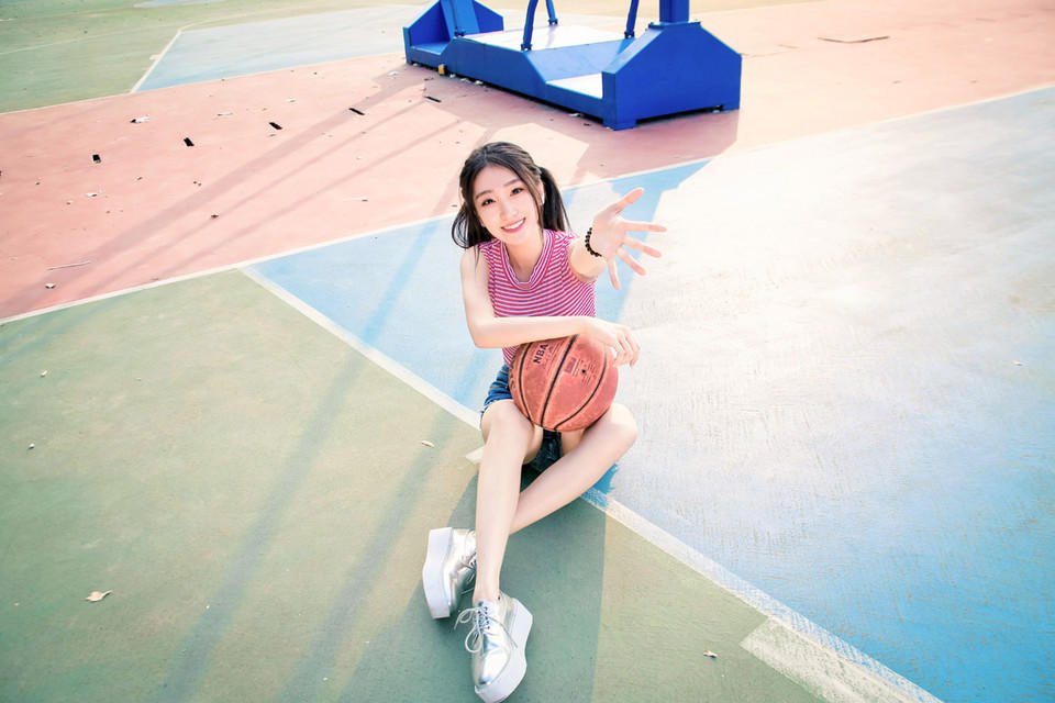 球场上的白皙女神