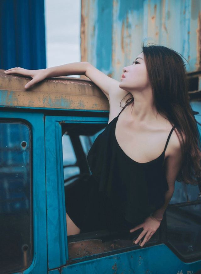 夕阳下的天台妹子