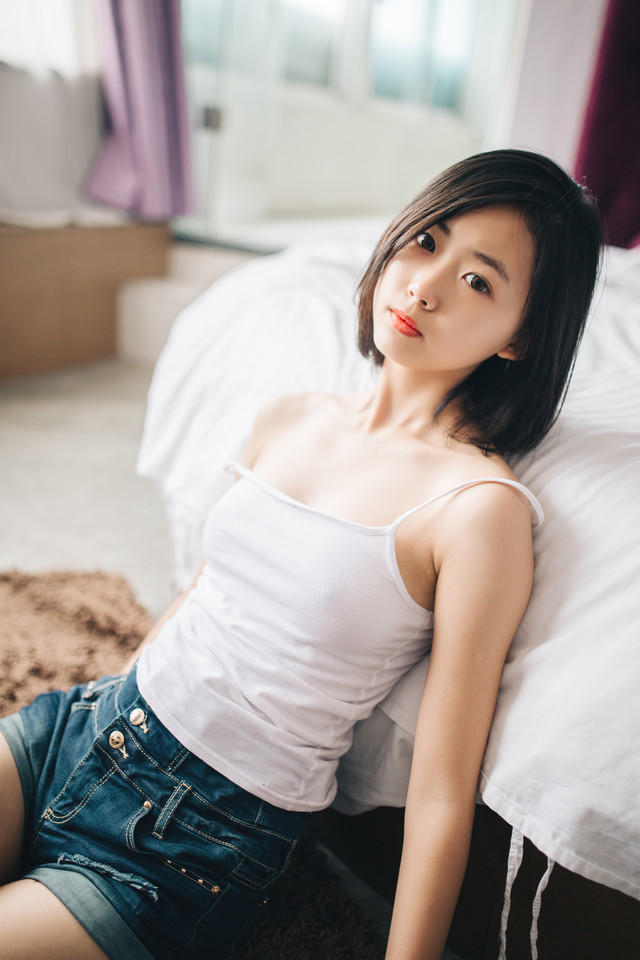 短发娇嫩小美眉