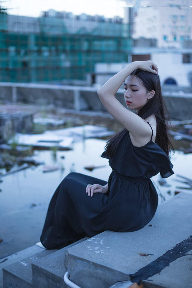 黑裙少女屋顶上的休憩