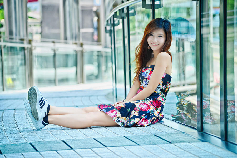 天桥上的花裙邻家女孩