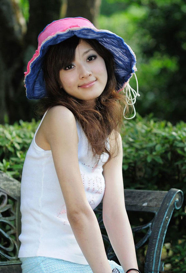 张凯洁林间小道写真