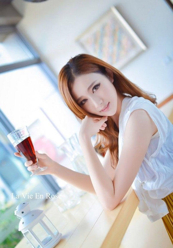 美女夏日咖啡馆