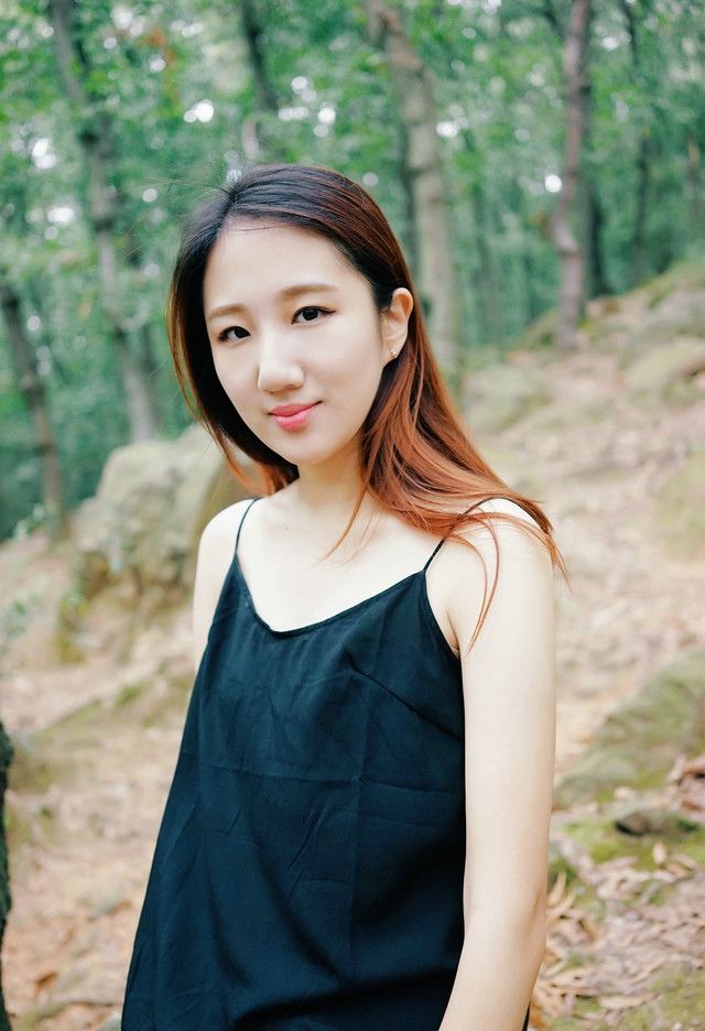 气质美女黑色吊带裙