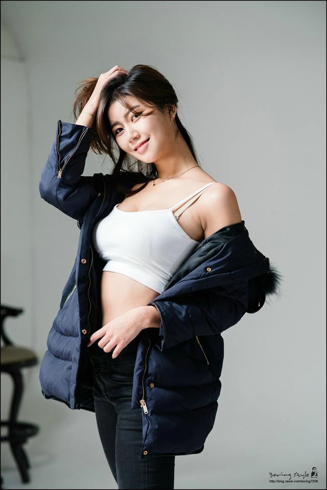 白嫩妹子羽绒服