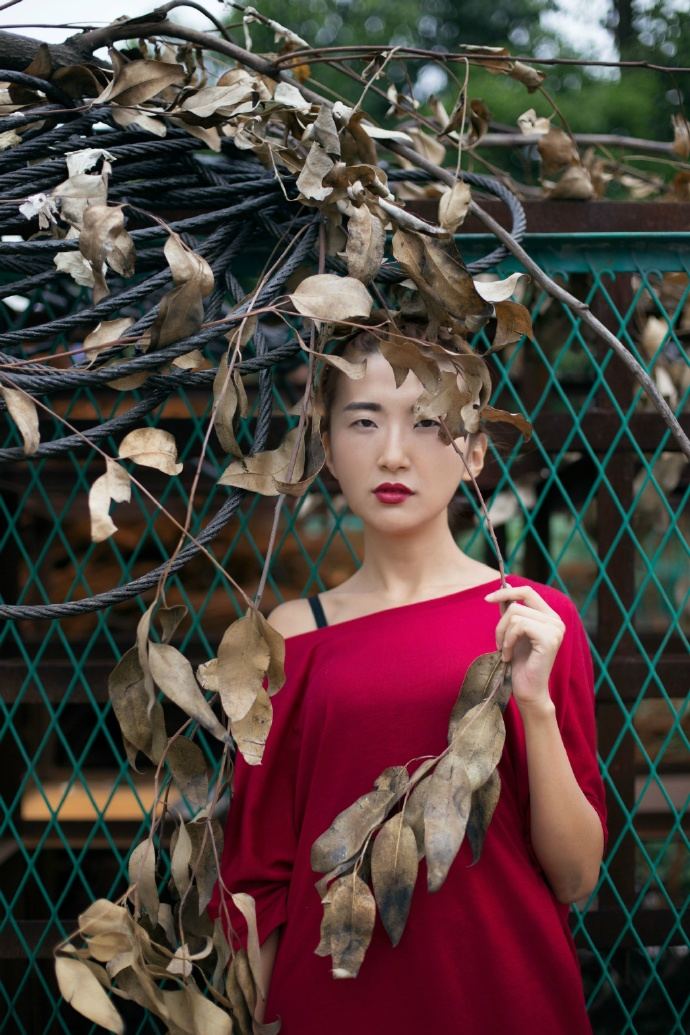 红唇娇艳性感姑娘