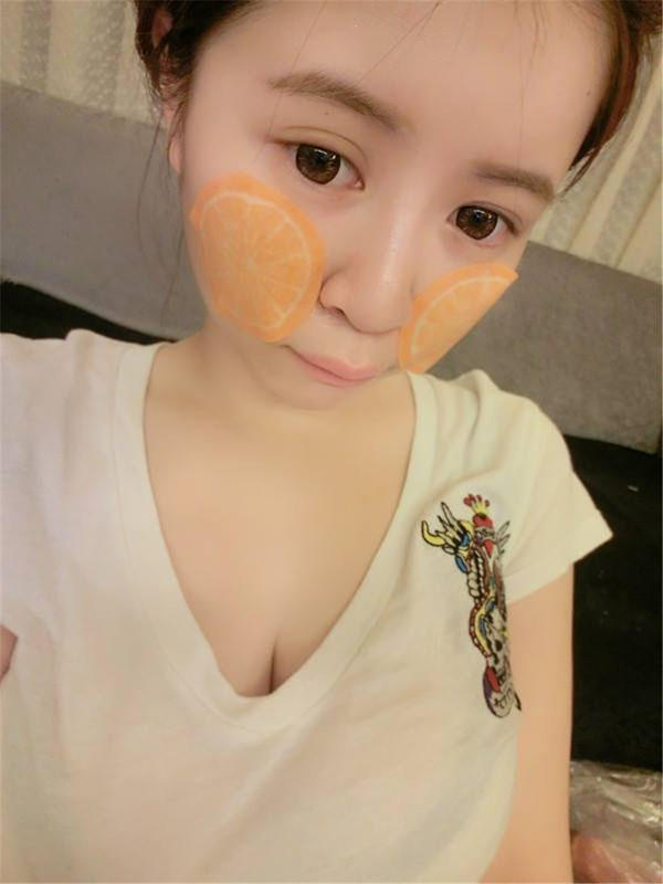 白嫩美女刘六宁