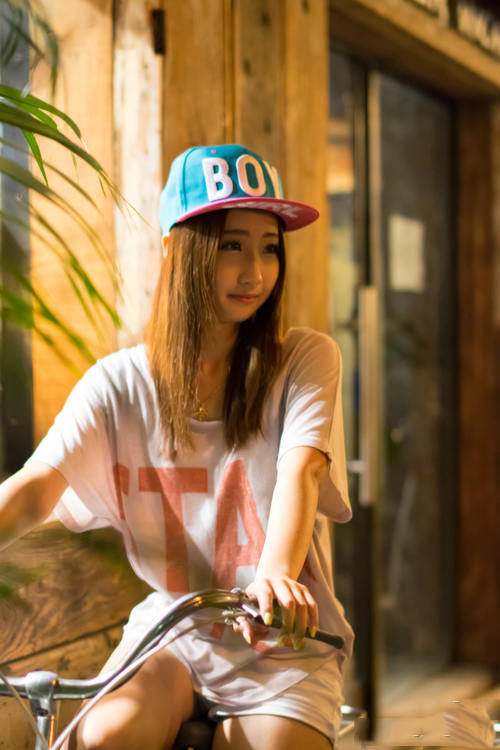 单车少女夜晚的美