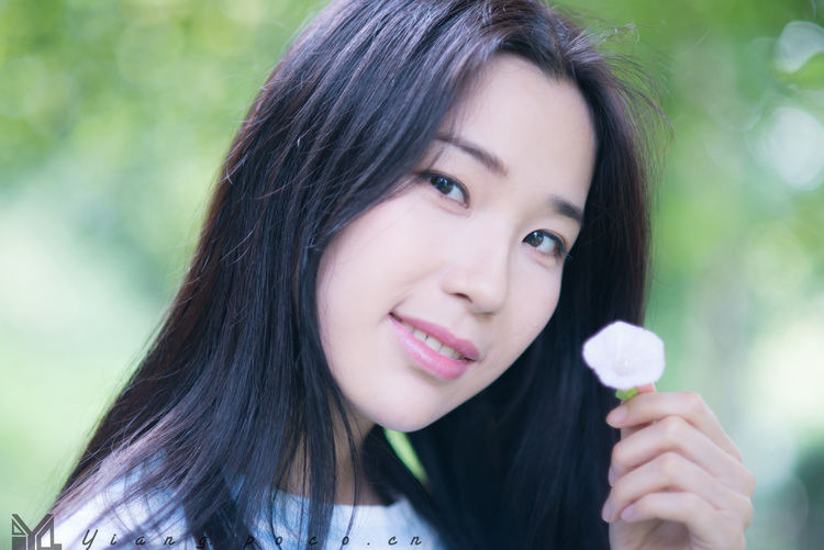 少女阳关绿林中