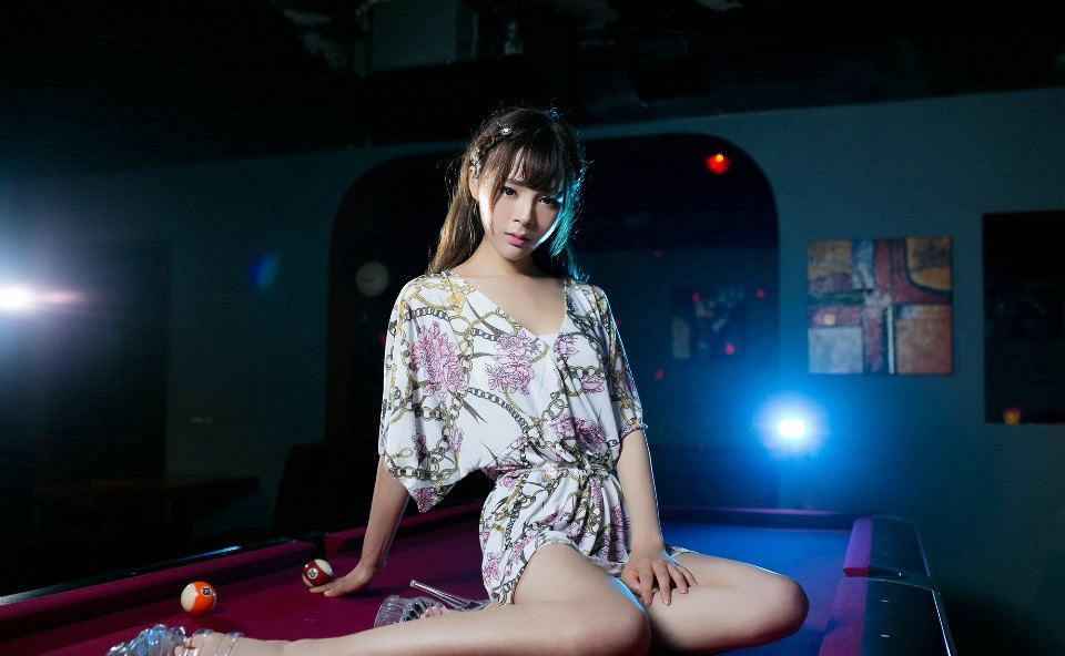 清纯的台球美女