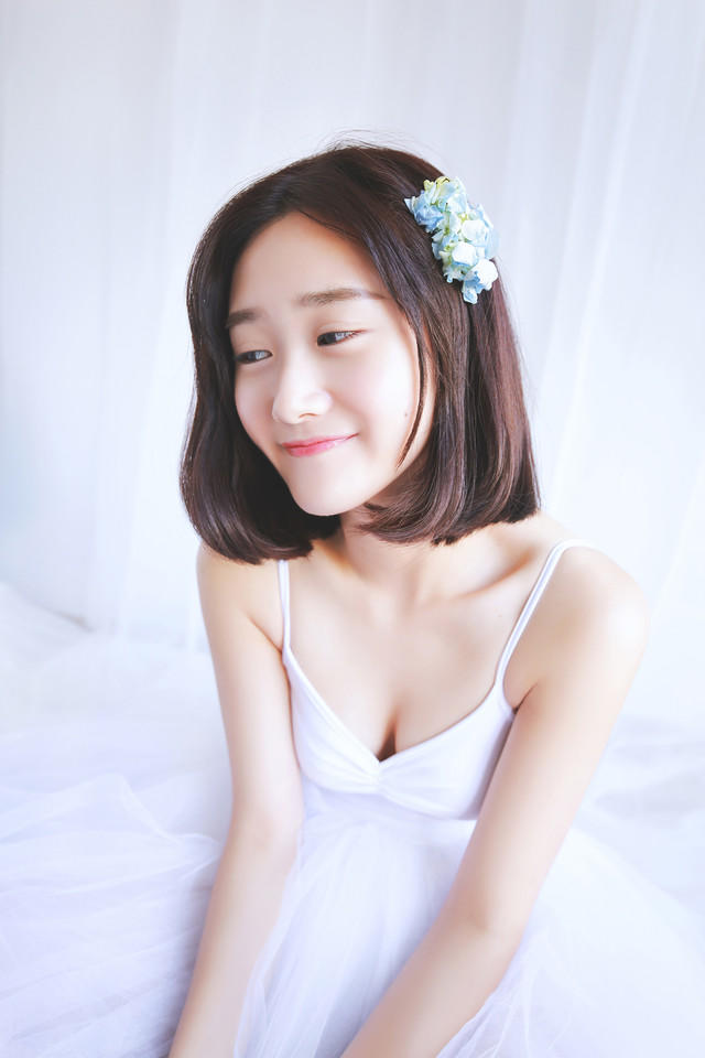 清新短发纯真少女
