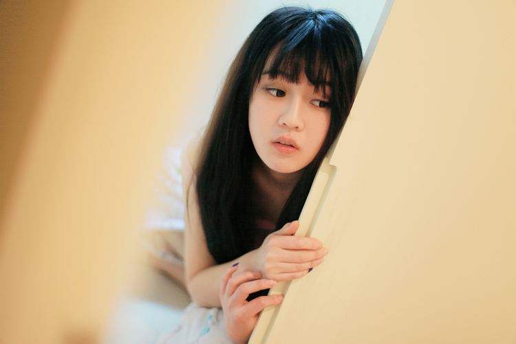 美女慵懒的假期