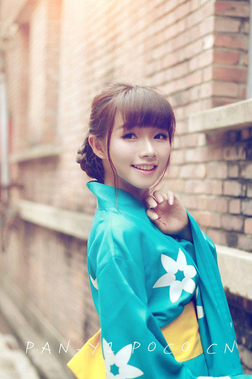 深巷中的和服少女