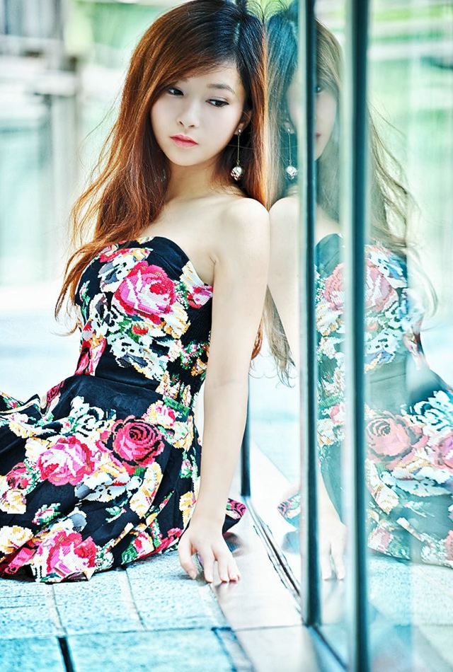 天桥上的花裙邻家女孩