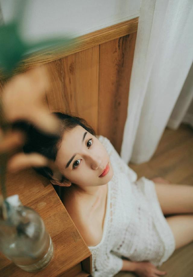 气质丸子头女孩