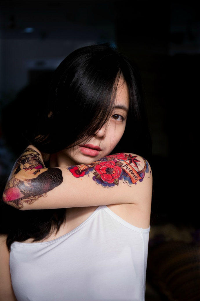 纹身少女的妖娆