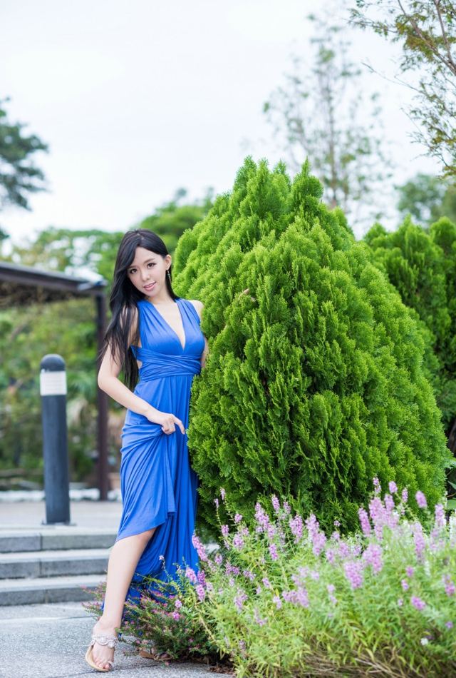 蓝色长裙大眼睛性感美女