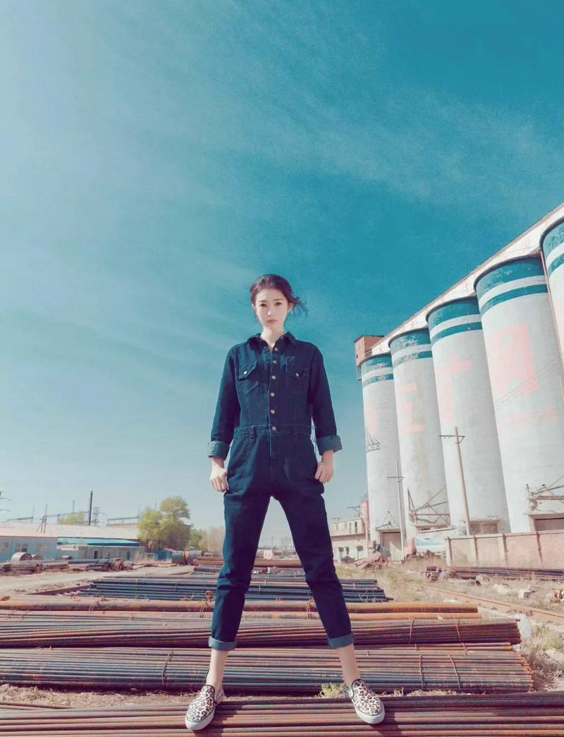 气质牛仔女青年