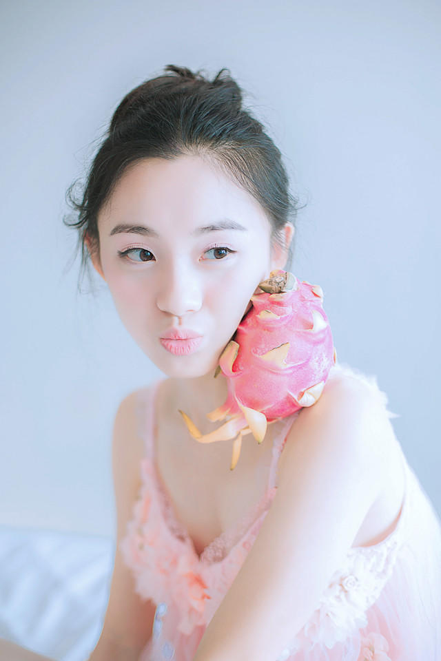 俏皮的水果女孩