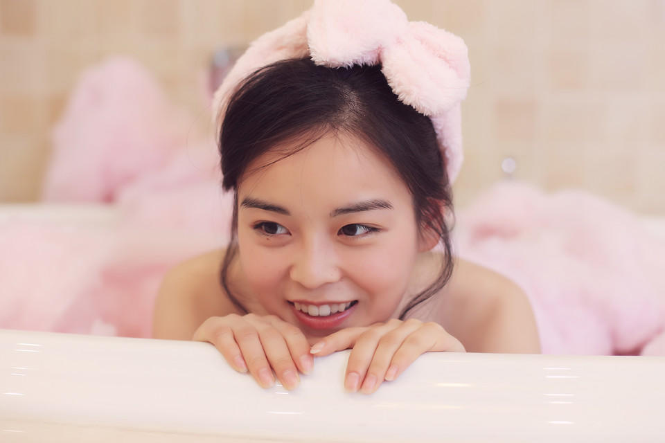 粉嫩女孩浴室里