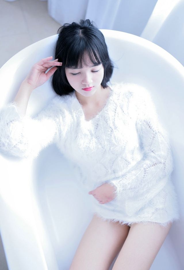 浴缸毛衣小萝莉