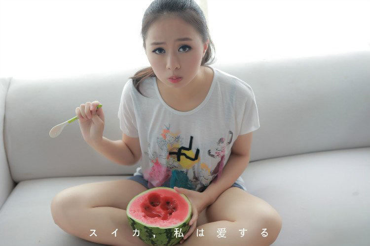 可爱妹子吃西瓜