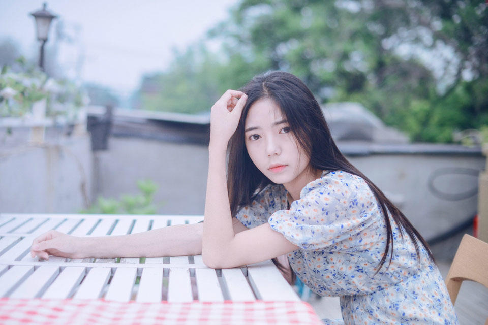 少女的淡淡忧郁