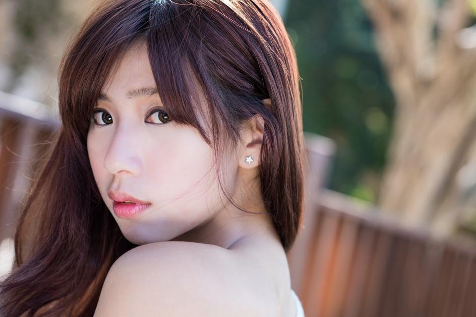 邻家女孩香肩诱惑