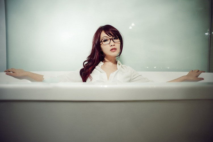 浴室里的眼镜少女