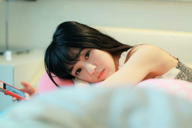 美女慵懒的假期