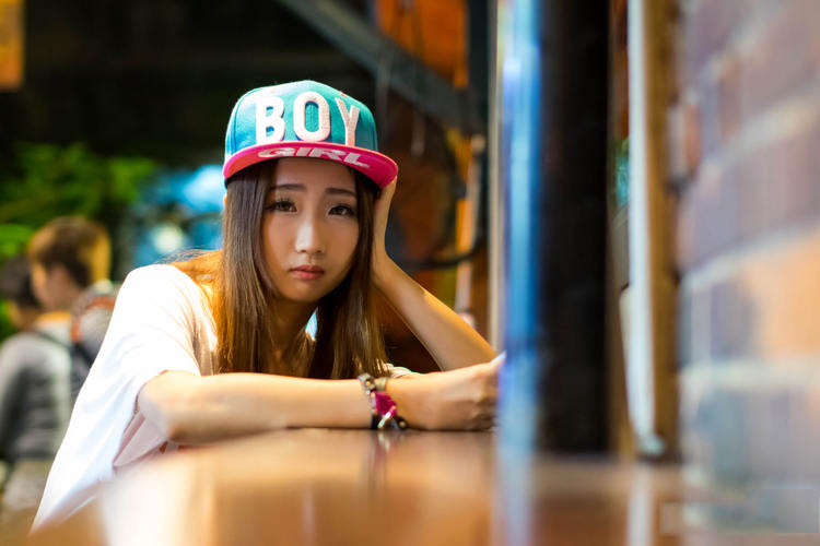 单车少女夜晚的美