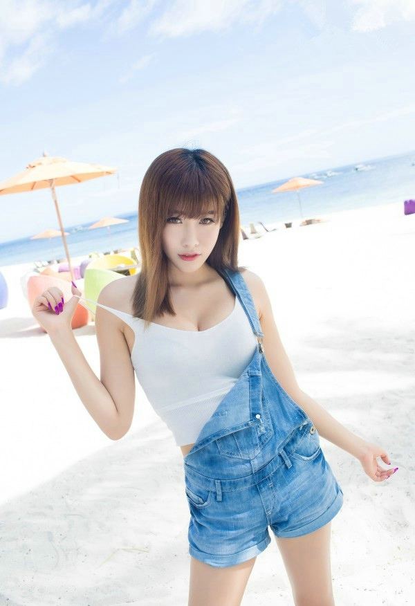 沙滩背带裤美女