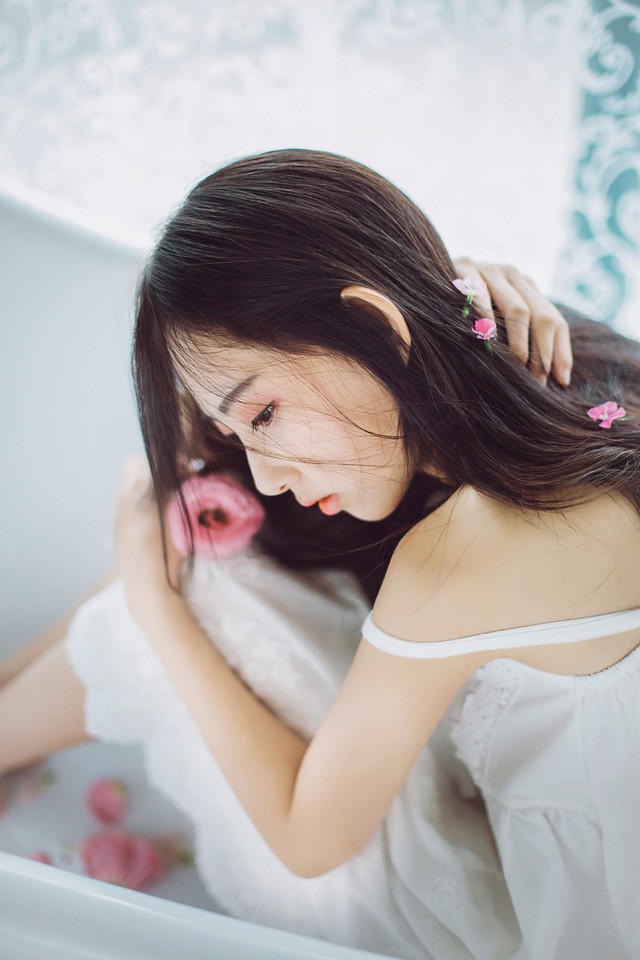 安静女孩浴室里的花语