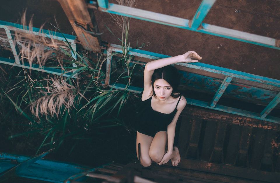 夕阳下的天台妹子