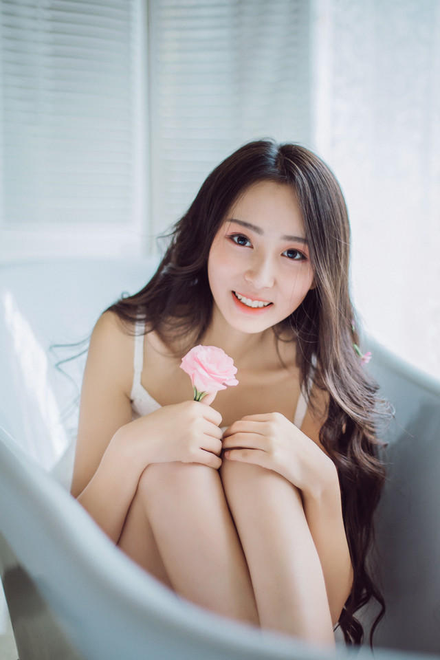 安静女孩浴室里的花语