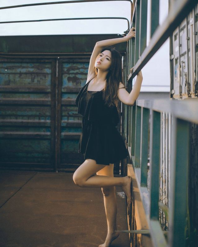 夕阳下的天台妹子