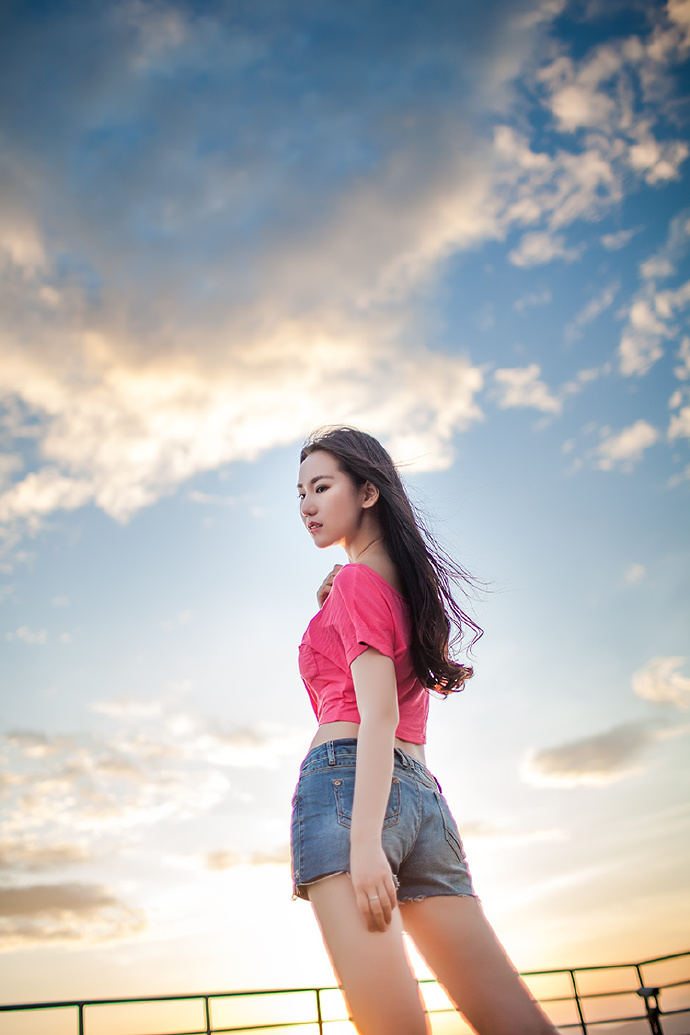 晴空下的妩媚少女