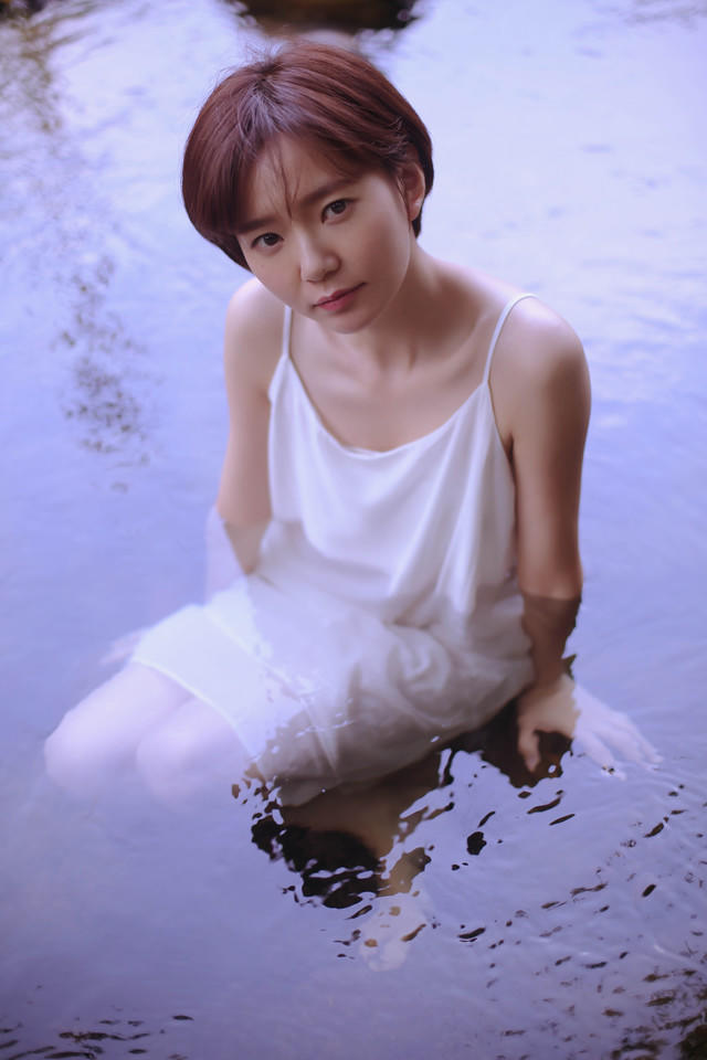 短发白色连衣裙美女