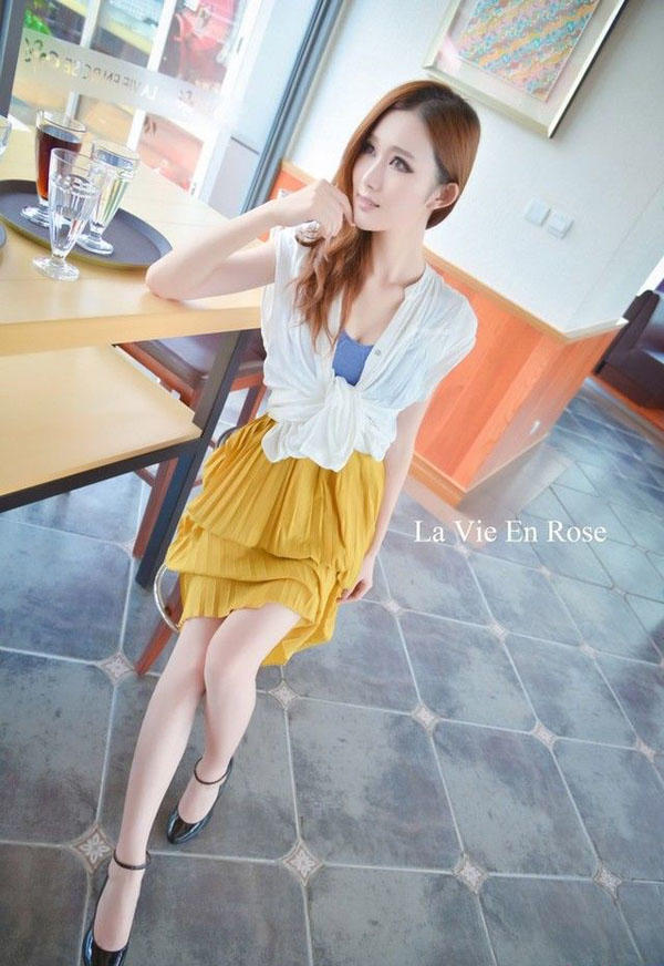 美女夏日咖啡馆