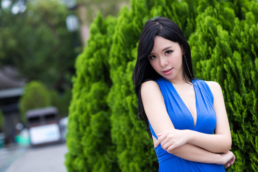 蓝色长裙大眼睛性感美女