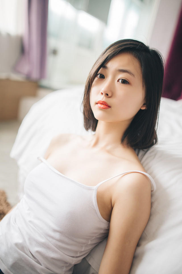 短发娇嫩小美眉