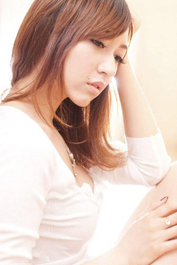 低胸事业线美女