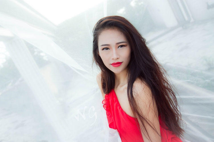 白纱遮掩下的美妙