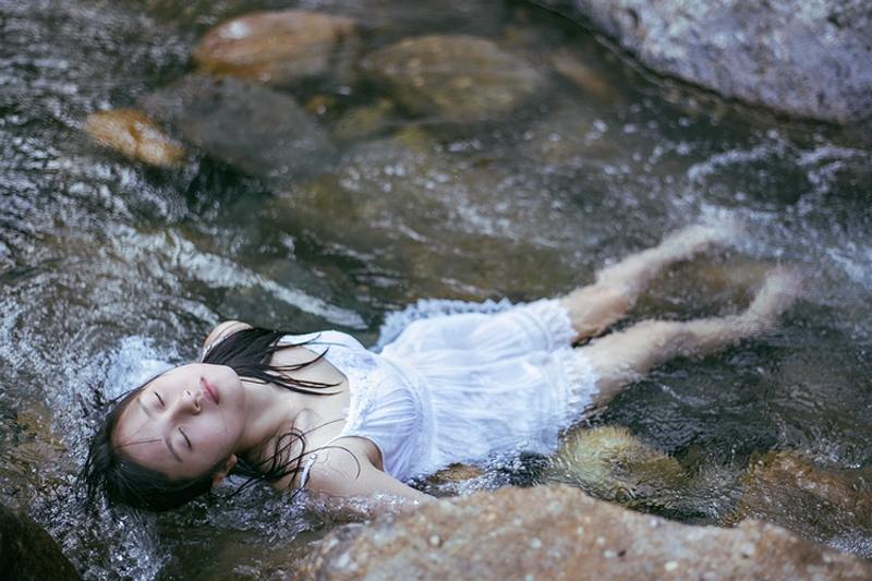 小清新美女性感湿身