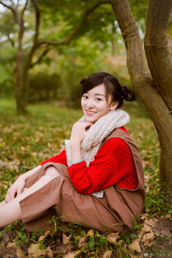 爱画画的调皮小姑娘