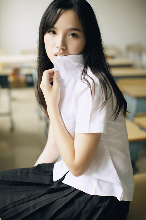 一个人躲在教室