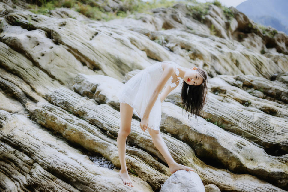 少女吊带连衣裙